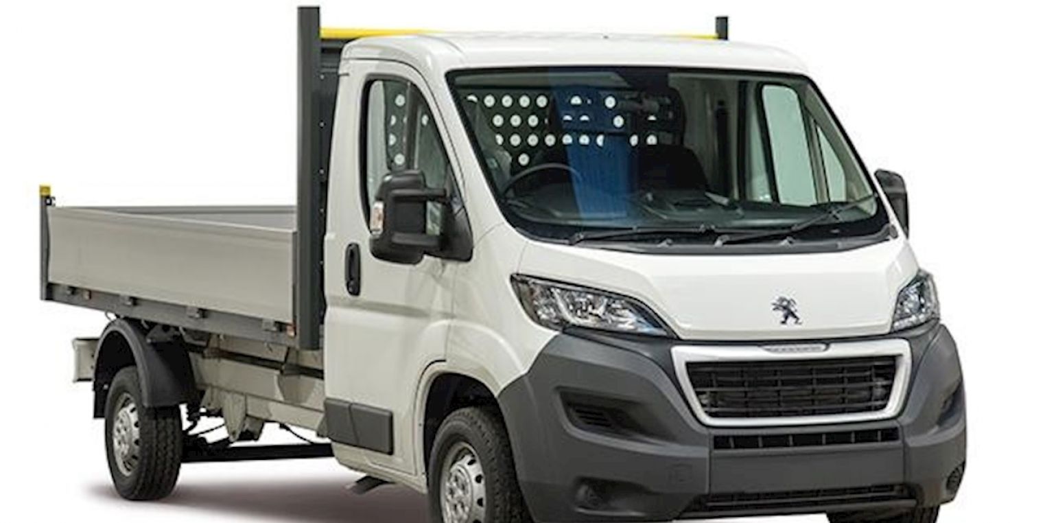 Peugeot Boxer Dropside vs. Peugeot e-Boxer Electric Dropside