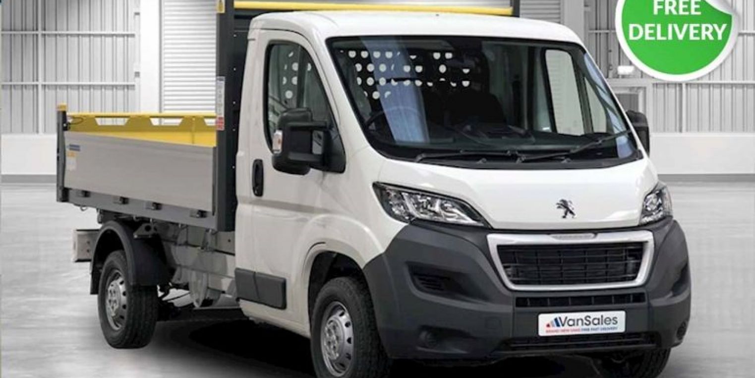 Peugeot e-Boxer Tipper vs Renault Master Z.E Tipper