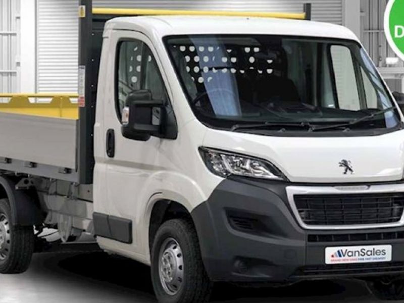 Peugeot e-Boxer Tipper vs Renault Master Z.E Tipper